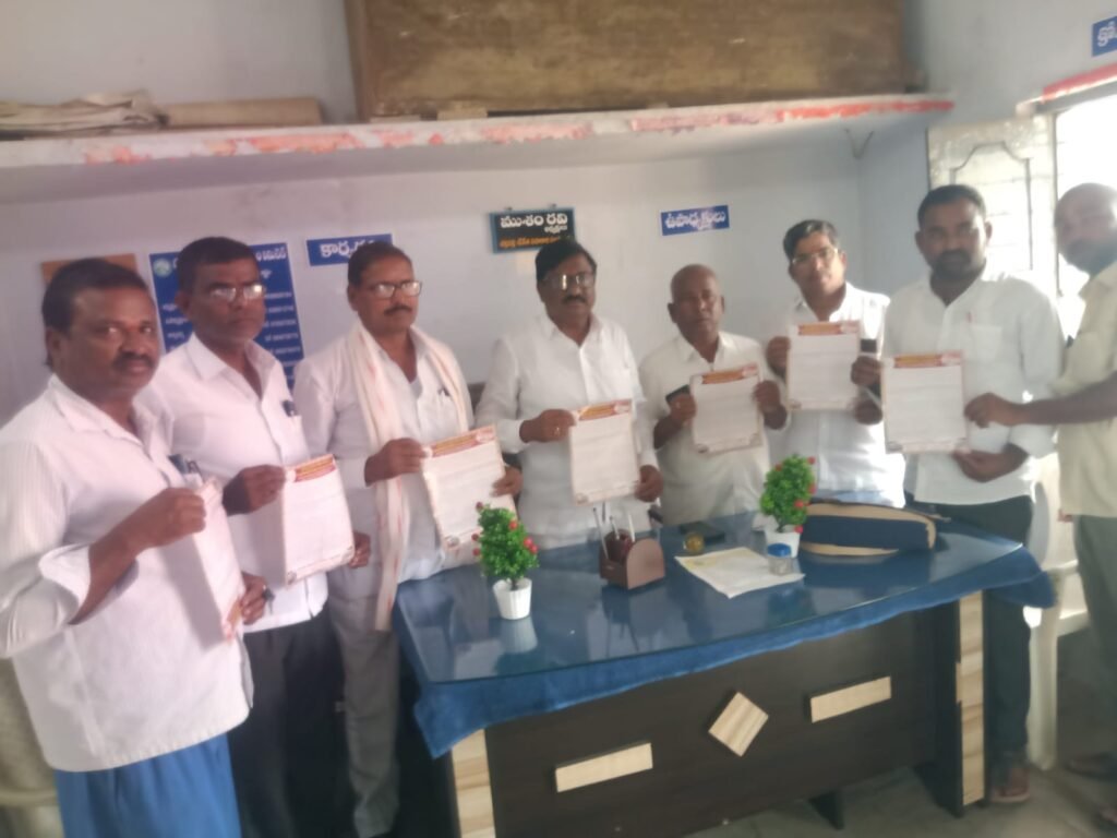 చర్లపల్లిలో చేనేత సహకార సంఘాల అవగాహన సదస్సు కరపత్రం ఆవిష్కరణ