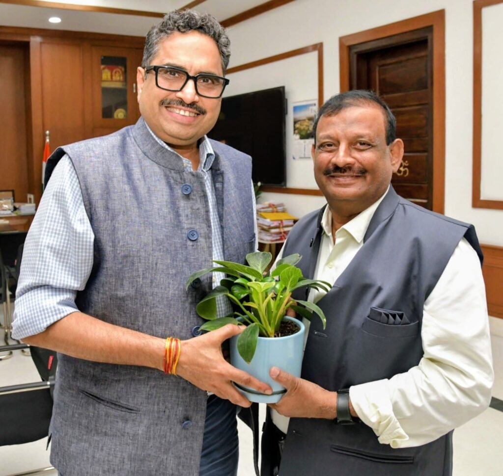 రాష్ట్ర ప్రభుత్వ ప్రధాన కార్యదర్శిని కలిసిన శాతవాహన ఉపకులపతి