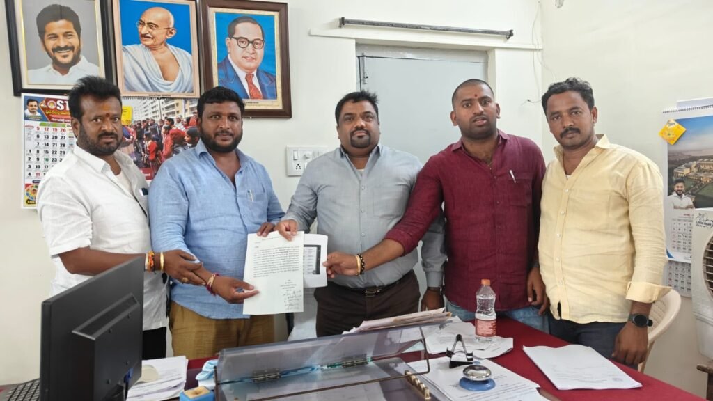 అక్రమ కబ్జాలో ఉన్న ప్రభుత్వ భూమిని స్వాధీనం చేసుకోవాలి