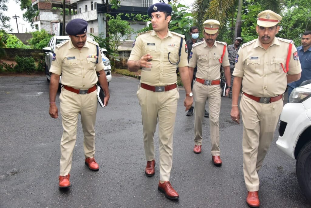 రామడుగు పోలీస్ స్టేషన్‌ను ఆకస్మిక తనిఖీ చేసిన కరీంనగర్ సీపీ గౌస్ ఆలం