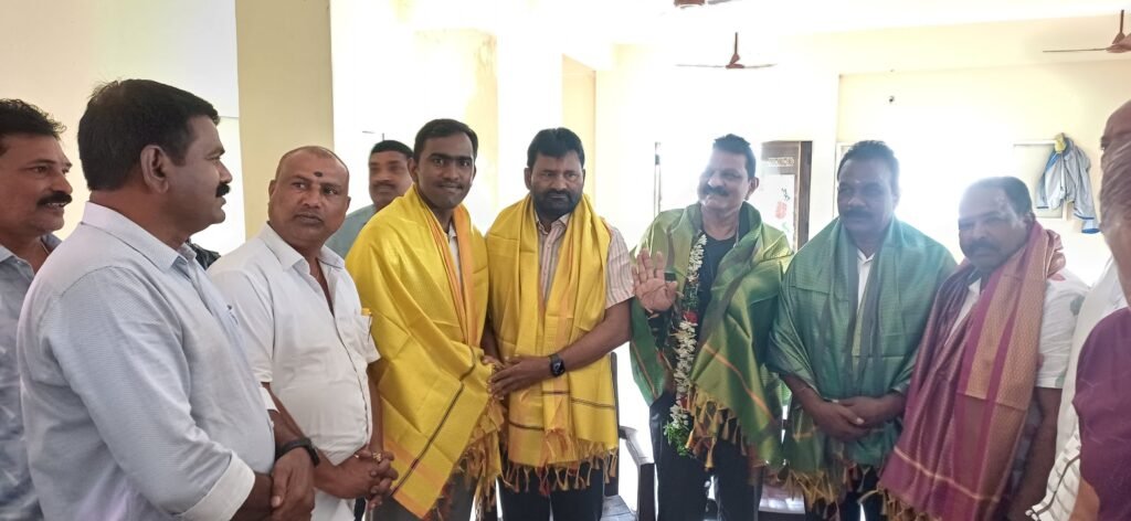 మార్కెట్ కమిటీ చైర్మన్ ఆకుల నరసన్నకు ఘన సన్మానం