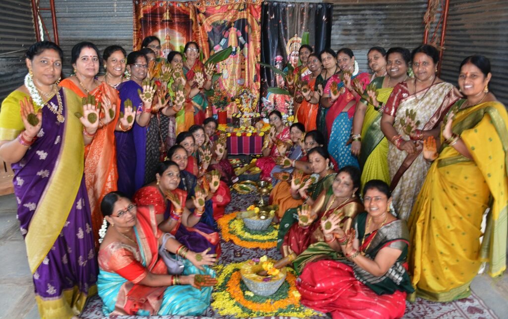 ఘనంగా గోరింటాకు పండుగ జరుపుకున్న మహిళలు