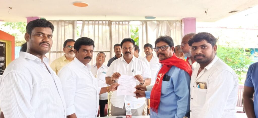 డైలీ వేజ్ కార్మికుల వేతనాల పెంపు – ఎమ్మెల్యేకి ఘన సన్మానం