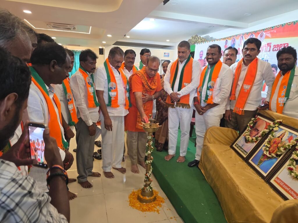 జిల్లా బీజేపీ సమావేశంలో కీలక తీర్మానాలు