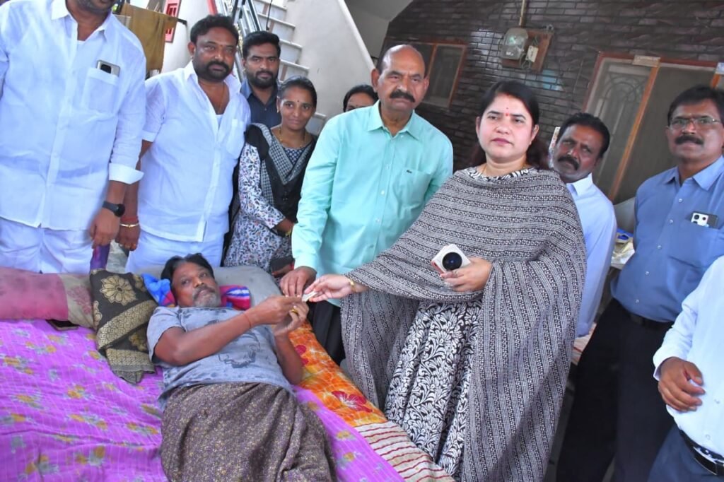నంద్యాలలో సామాజిక పింఛన్లు పంపిణీ చేసిన మంత్రి, కలెక్టర్