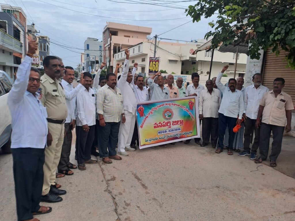 హైదరాబాద్‌ వెళ్లకుండా విశ్రాంత ఉద్యోగుల నేతల అరెస్ట్