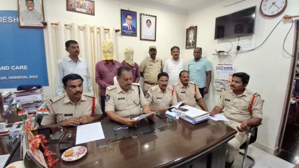 చిన్నారిపై అమానుషం.. ఇద్దరు నిందితుల అరెస్టు
