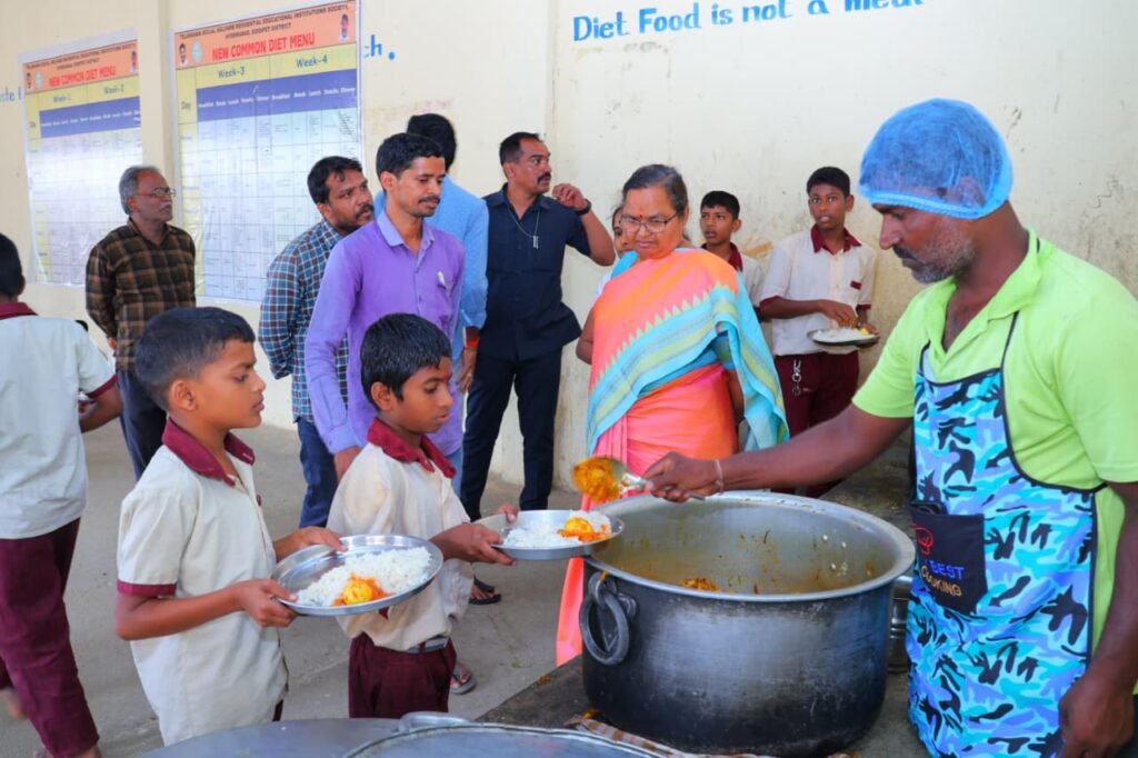 గురుకుల పాఠశాలను ఆకస్మికంగా తనిఖీ చేసిన కలెక్టర్