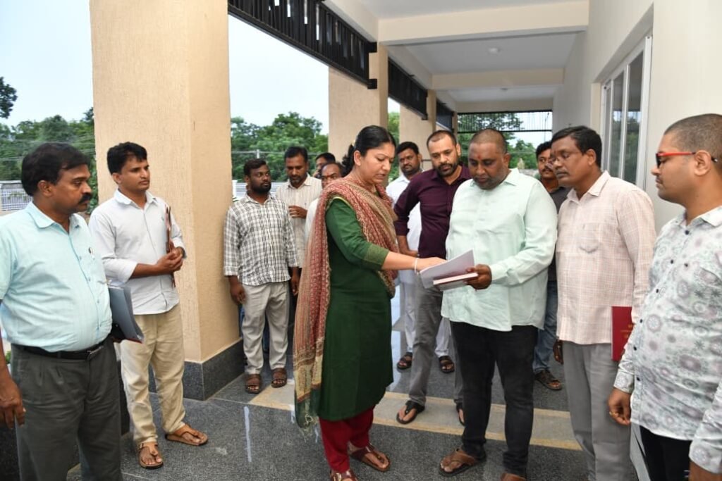 షిఫ్టింగ్‌లో నిర్లక్ష్యం వద్దు.. నూతన కలెక్టరేట్ సిద్ధం చేయాలి – కలెక్టర్ చిత్రా మిశ్రా 