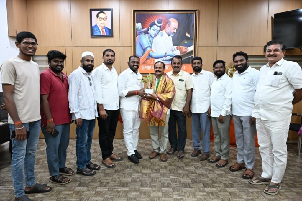 బీజేపీ జిల్లా అధ్యక్షుడు సాయిని మల్లేశంను సత్కరించిన మేయర్