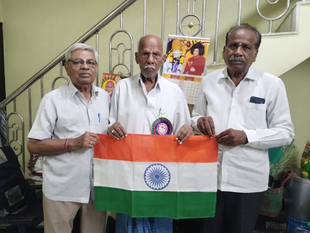 90 ఏళ్ల పైబడిన సీనియర్ సిటిజన్‌కు జాతీయ జెండా బహుకరణ