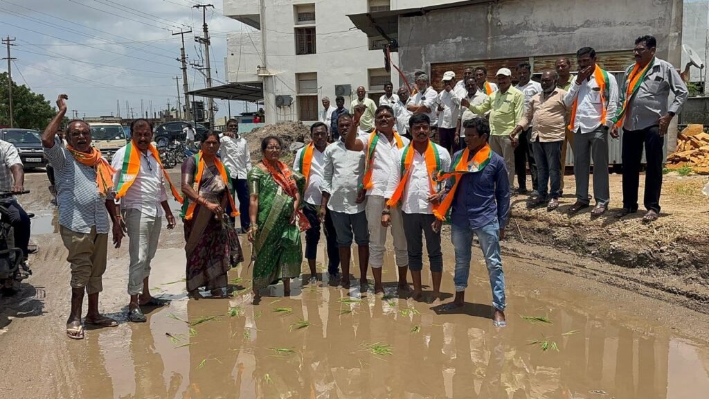 బురదమయమైన రహదారిపై బీజేపీ వినూత్న నిరసన