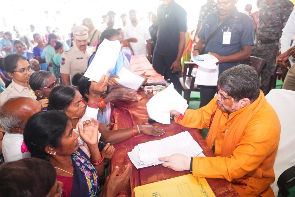 పల్లె పల్లెకు పొన్నం – సమస్యలపై అక్కడికక్కడే స్పందన