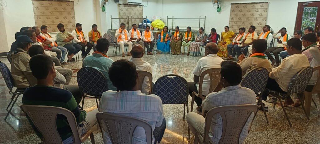 హుజురాబాద్‌లో బీజేపీని బలోపేతం చేయాలి