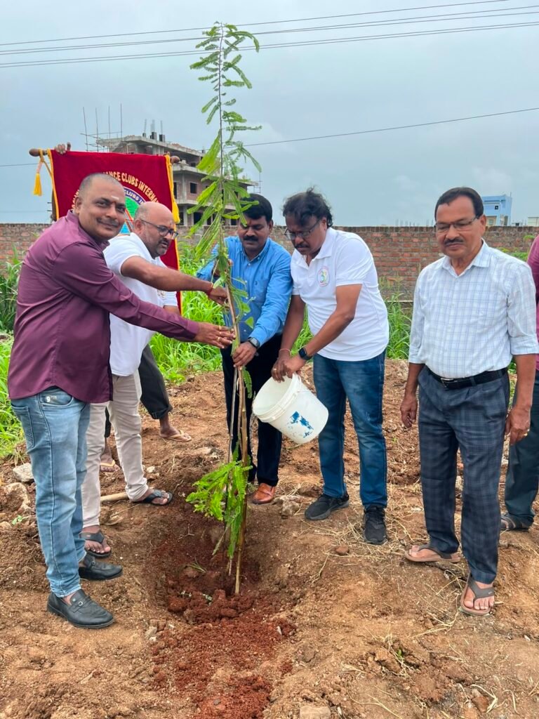 వేడుకలకు భిన్నంగా.. మొక్కలు నాటి ఆదర్శంగా నిలిచిన అలయన్స్ క్లబ్