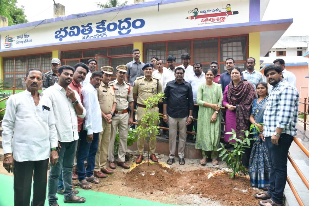 వన మహోత్సవంలో మొక్కలు నాటిన కలెక్టర్, సీపీ