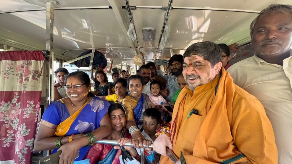 రాఖీ కట్టిన మహిళలు.. ఆప్యాయంగా పలకరించిన మంత్రి పొన్నం