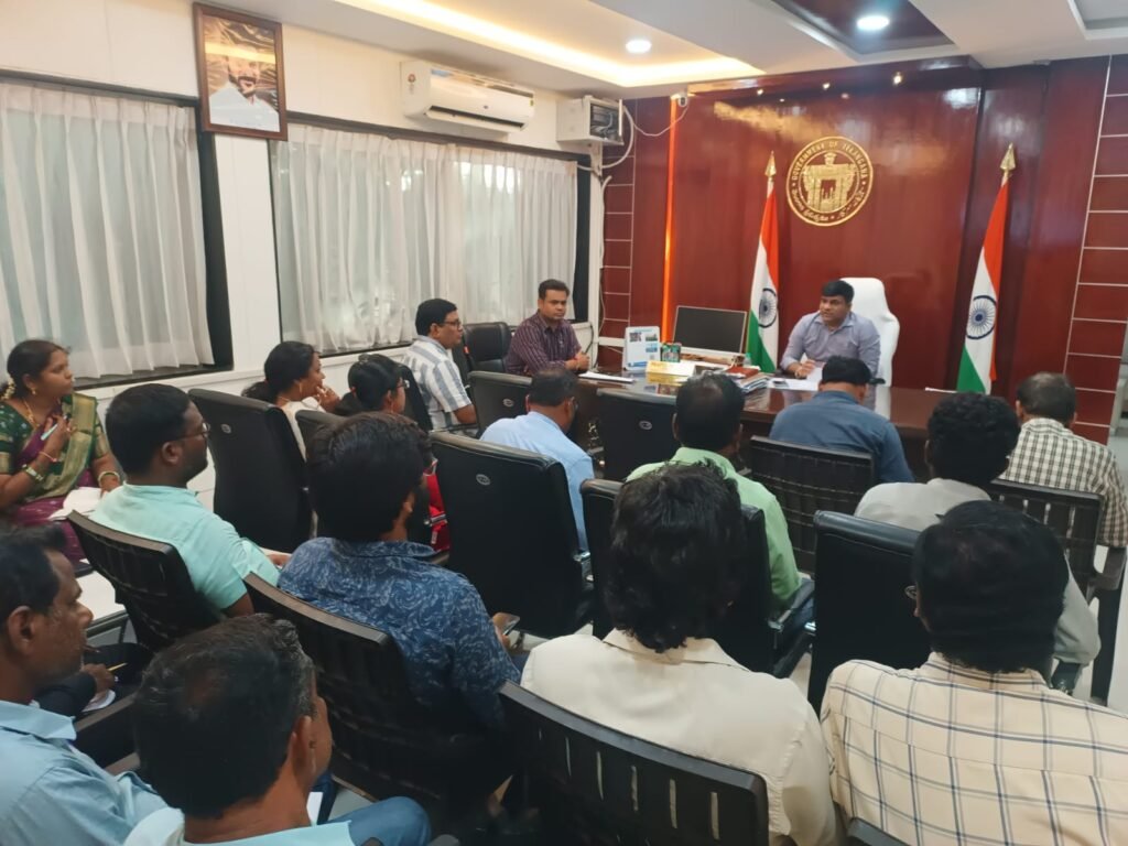 ఓటర్లకు నోటీసులపై కమిషనర్‌ సమీక్ష