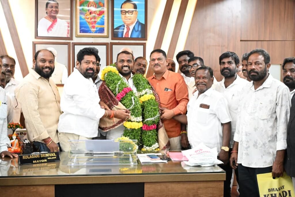 బోనాల ఉత్సవాలను విజయవంతం చేసినందుకు మేయర్ కొలగాని శ్రీనివాస్‌కు ముదిరాజ్ సంఘాల ఘన సన్మానం