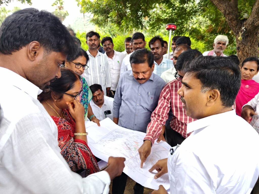 బట్లపల్లి గ్రామంలో భూ రీ సర్వే పనుల పరిశీలించిన జిల్లా కలెక్టర్