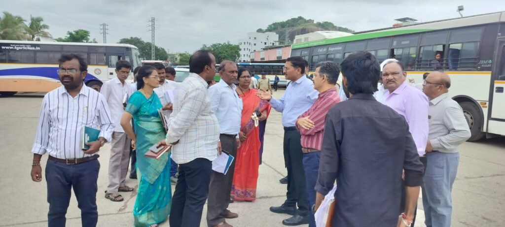 వరంగల్, హనుమకొండ బస్టాండ్లలో ఆకస్మిక తనిఖీలు చేసిన ఆర్టీసీ వైస్ చైర్మన్ అండ్ మేనేజింగ్ డైరెక్టర్ వై. నాగిరెడ్డి