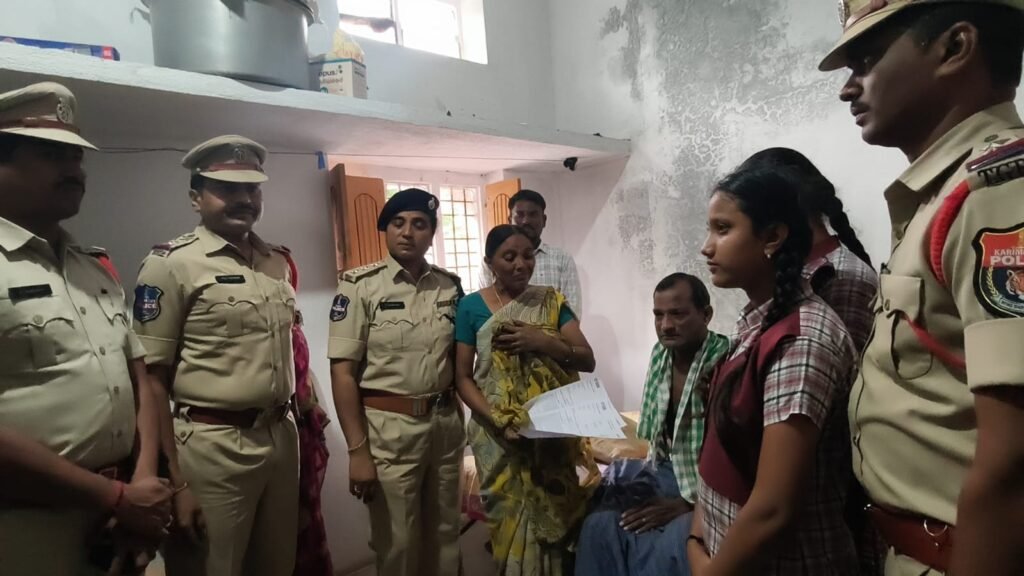 విద్యుత్ ప్రమాద బాధిత కుటుంబానికి పోలీసుల మానవతా చేయూత