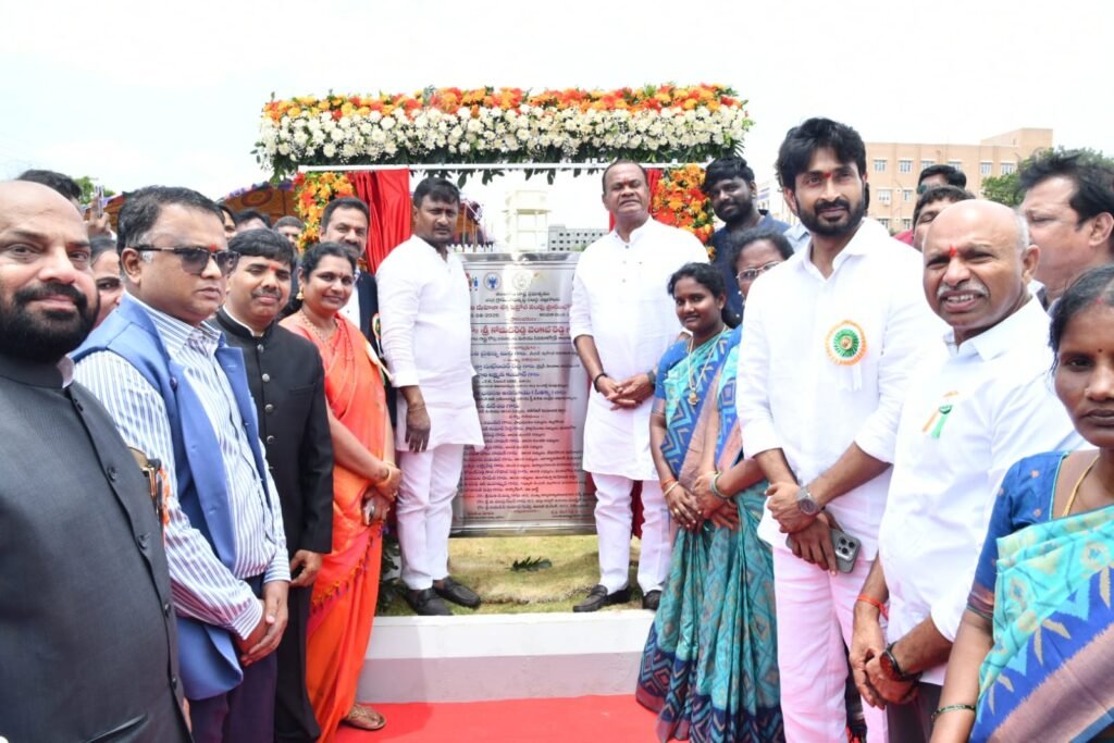 మహిళా శక్తి పెట్రోల్ పంపులు ప్రారంభించిన మంత్రి కోమటిరెడ్డి వెంకట్ రెడ్డి