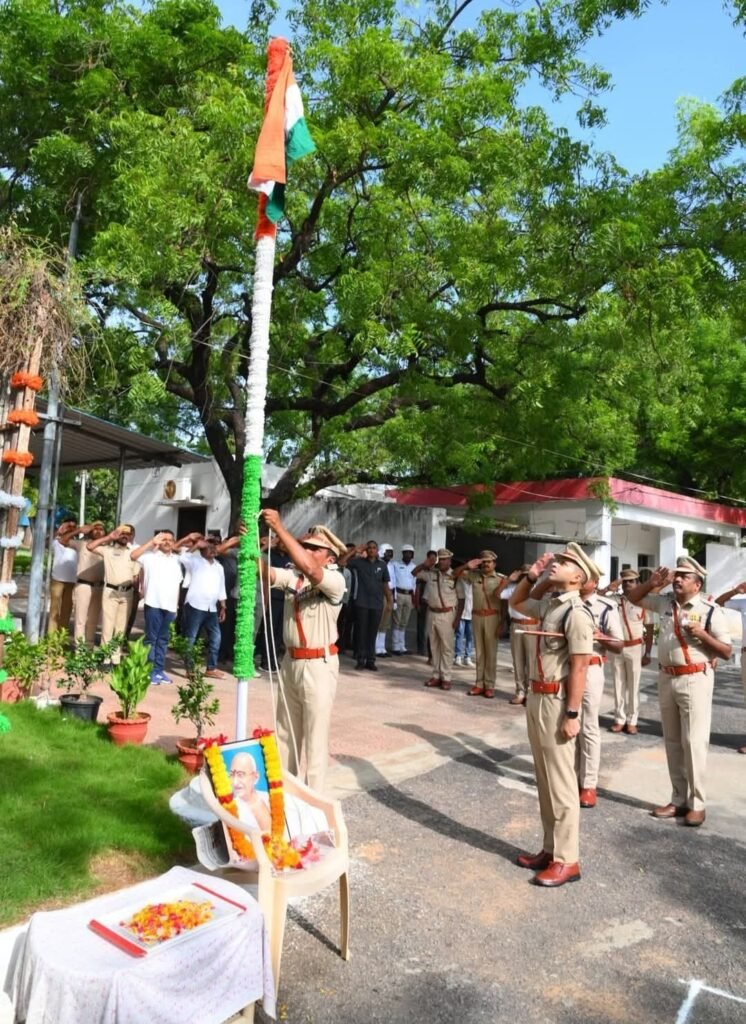 80వ స్వాతంత్ర్య దినోత్సవం సందర్భంగా జాతీయ పతాకాన్ని ఎగురవేసిన జిల్లా ఎస్పీ శరత్ చంద్ర పవార్