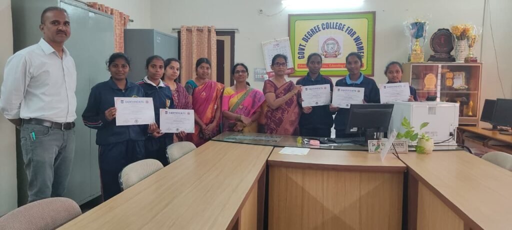 సైబర్‌ నేరాలపై విద్యార్థినులకు అవగాహన