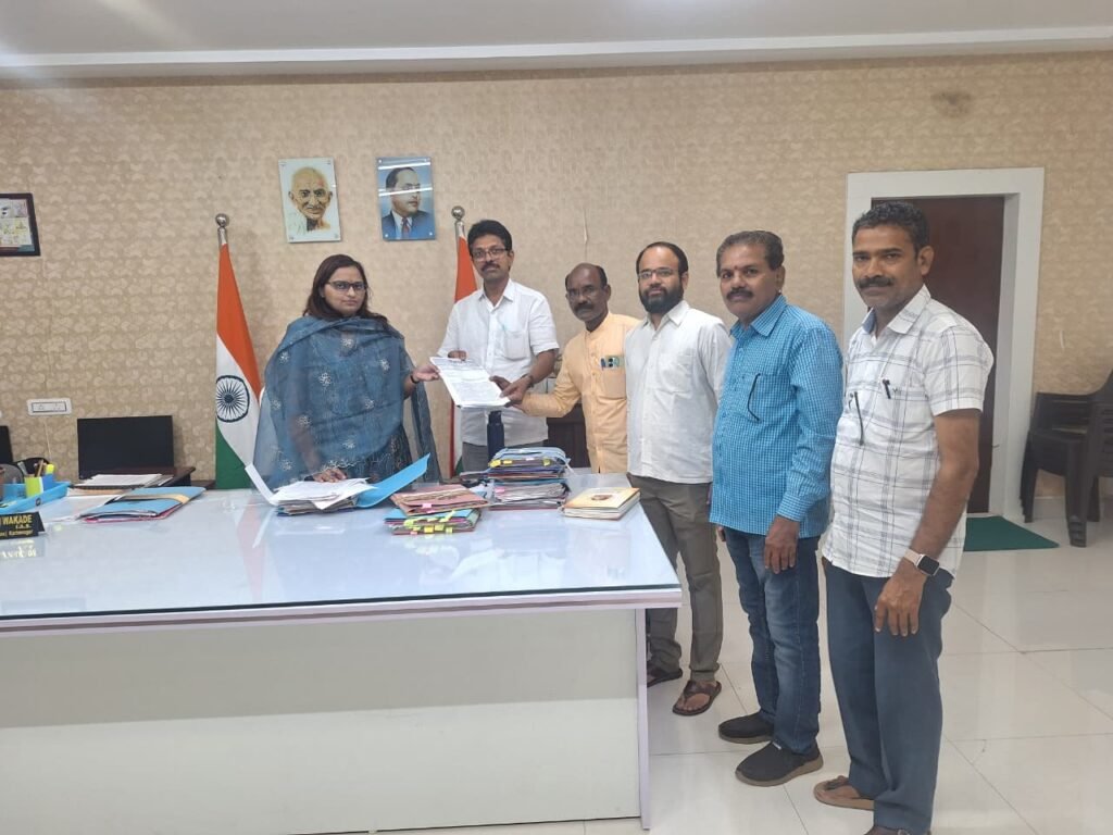 సావర్కర్‌పై ప్రశ్న అడిగిన ఉపాధ్యాయుడి సస్పెన్షన్‌ అన్యాయం