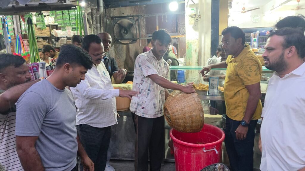 టవర్ సర్కిల్‌లో ఫుడ్ షాపులపై టాస్క్‌ఫోర్స్–ఫుడ్ సేఫ్టీ అధికారుల తనిఖీలు