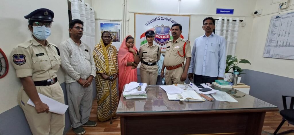 తప్పిపోయిన మహిళను కుటుంబ సభ్యులకు అప్పగించిన కరీంనగర్‌ రూరల్‌ పోలీసులు