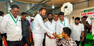 రక్తదాన శిబిరంలో పాల్గొన్న ప్రభుత్వ విప్ విజయరమణ రావు