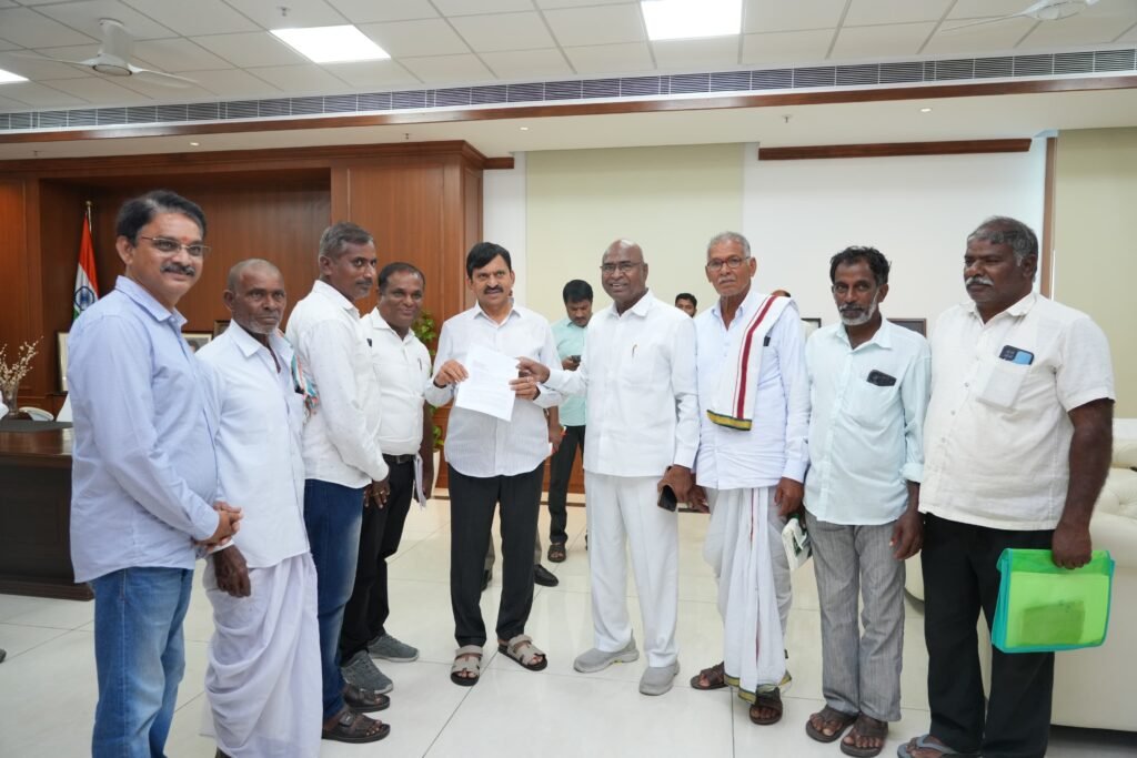 రేకొండ రైతులకు పట్టాలు ఇవ్వాలి