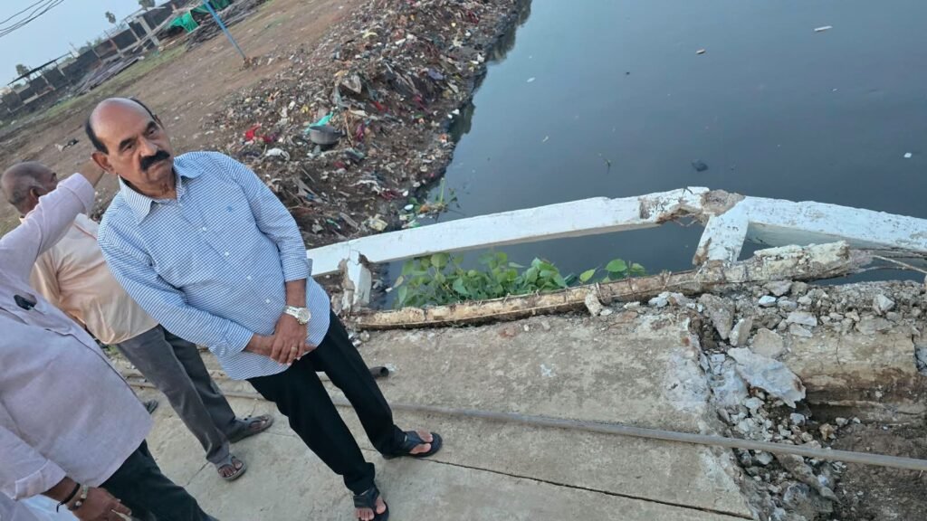 కుంగిన రోడ్డును పరిశీలించిన మంత్రి ఫరూక్