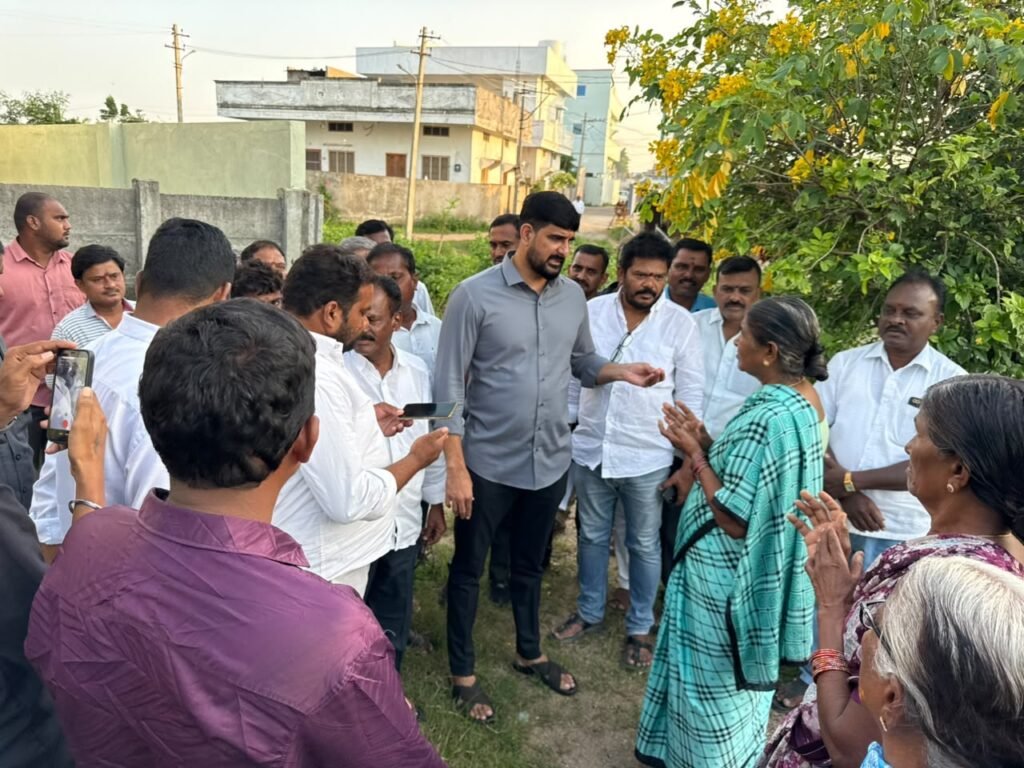 సీఎంఆర్‌ఎఫ్‌ చెక్కులు పంపిణీ చేసిన ఎమ్మెల్యే పాడి కౌశిక్