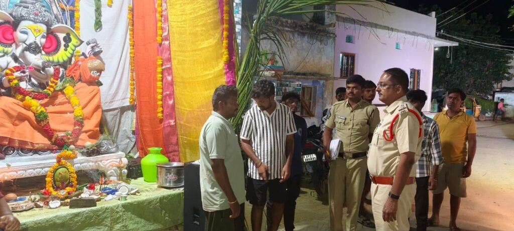 వినాయక మండపాలను తనిఖీ చేసిన టౌన్‌ సీఐ