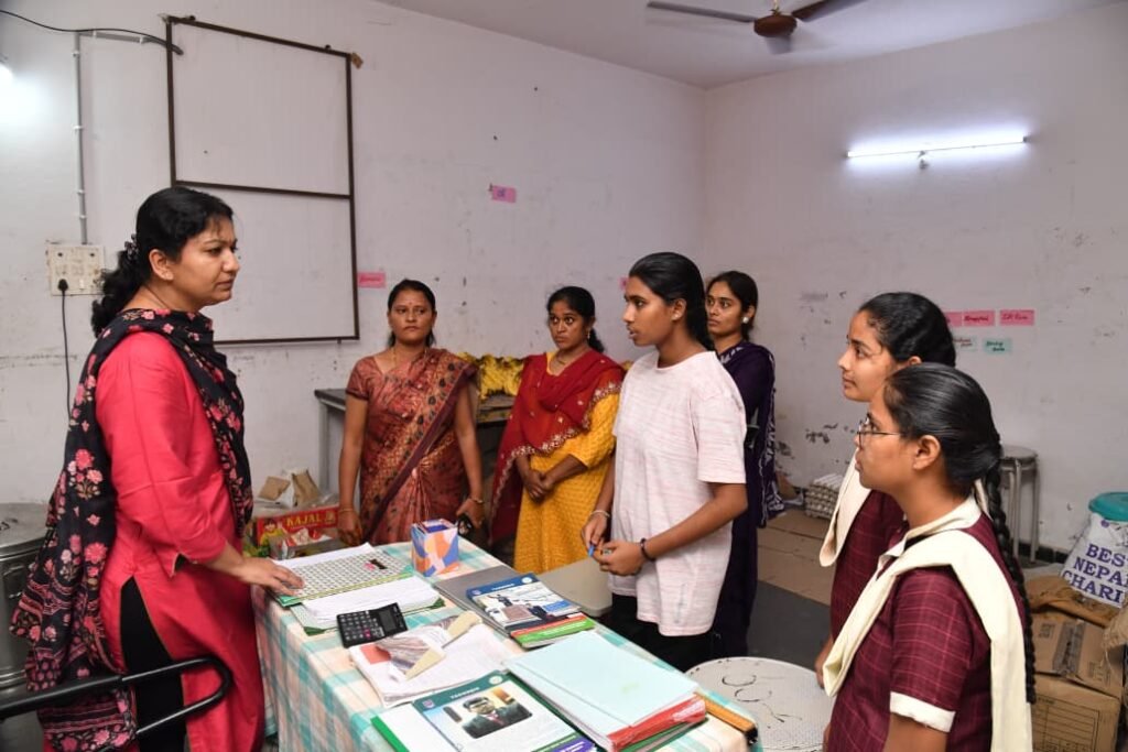విద్యార్థుల భవిష్యత్తే లక్ష్యంగా కలెక్టర్‌ ఆకస్మిక తనిఖీ