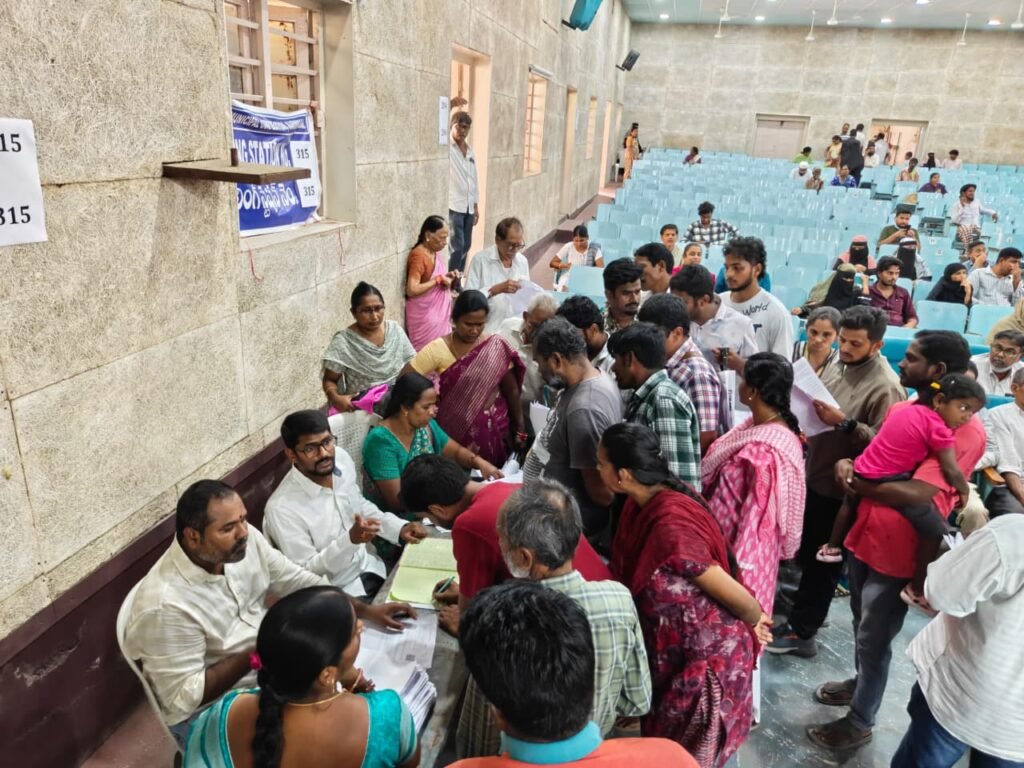 ఓటర్ల సందేహాలు నివృత్తి చేసిన కమిషనర్‌ ప్రఫుల్‌ దేశాయ్‌