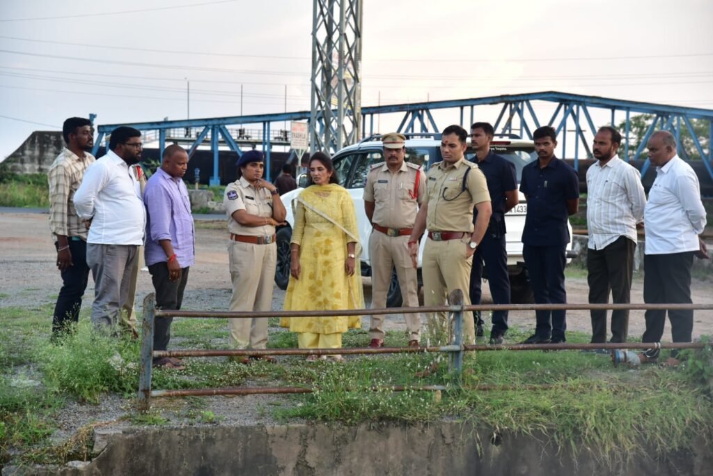 గణేష్ మండపాలు నిమజ్జన కేంద్రాలను పరిశీలించిన సీపీ