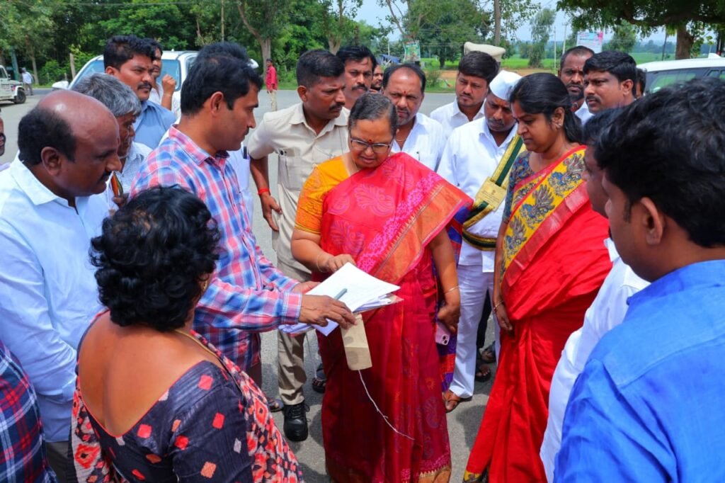 నిర్వాసితుల సమస్యలను ప్రాధాన్యత క్రమంలో పరిష్కరిస్తాం