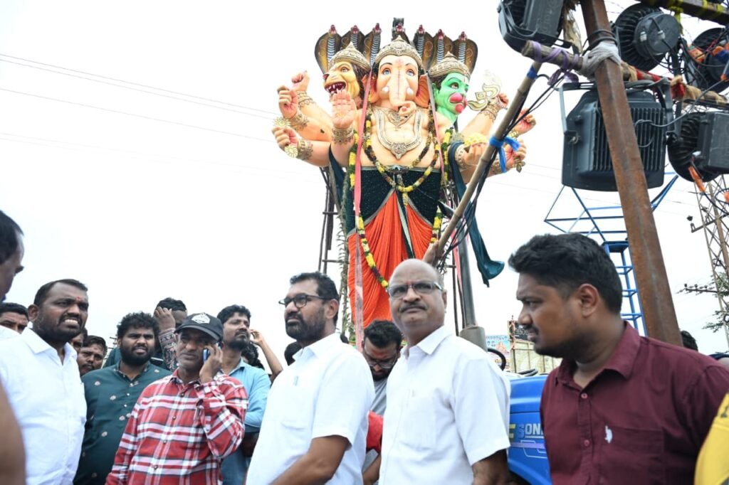 మిత్ర యూత్ ఆధ్వర్యంలో భారీ వినాయకుడి నిమజ్జనం