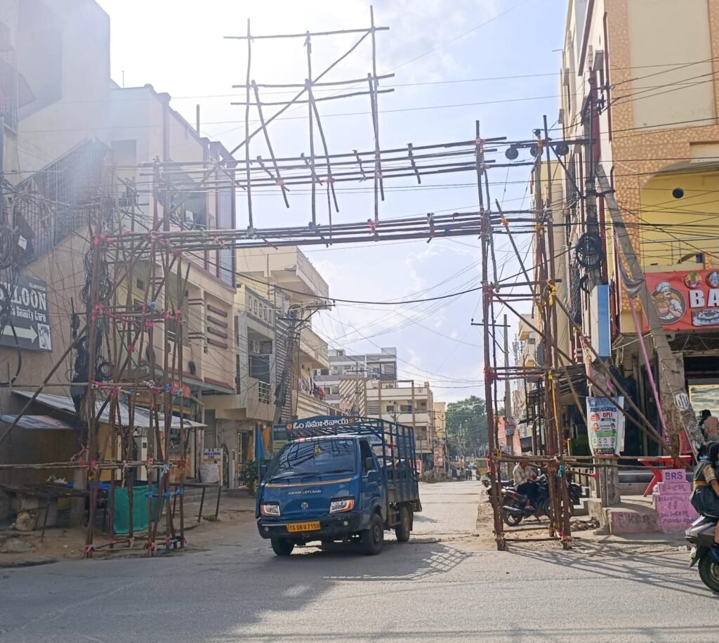 కమాన్‌తో ఆర్టీసీ బస్సులకు ఆటంకం