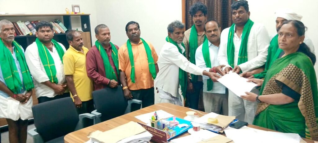భూమి కోసం.. కలెక్టరేట్‌ బాట పట్టిన రైతులు
