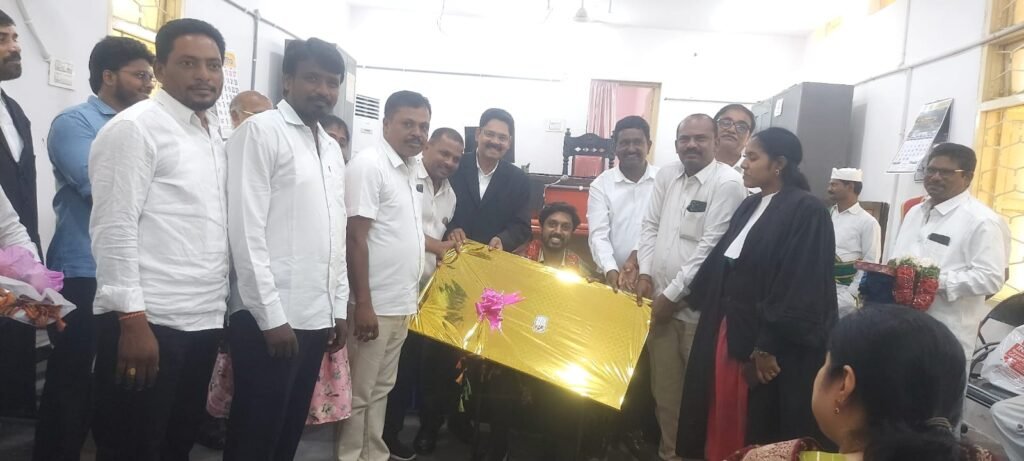 పదోన్నతిపై బదిలీ అవుతున్న న్యాయమూర్తికి ఘన సన్మానం