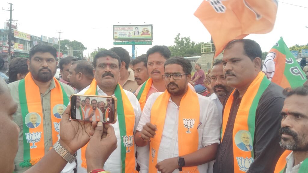 సంత్‌ రవిదాస్‌ చిత్రపటంపై నల్లరంగు.. చర్యలు తీసుకోవాలి