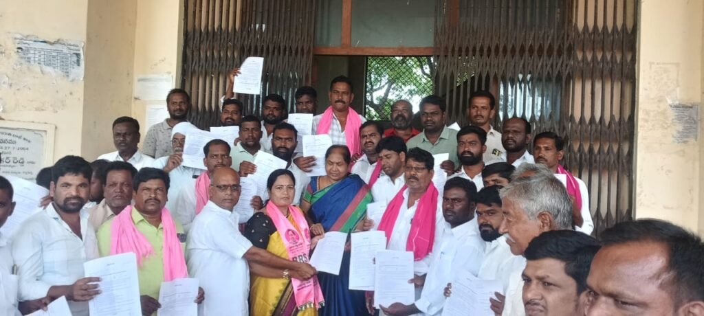 420 హామీలపై ఎంపీడీవో సులోచనకు వినతిపత్రం సమర్పించిన బీఆర్‌ఎస్‌ శ్రేణులు