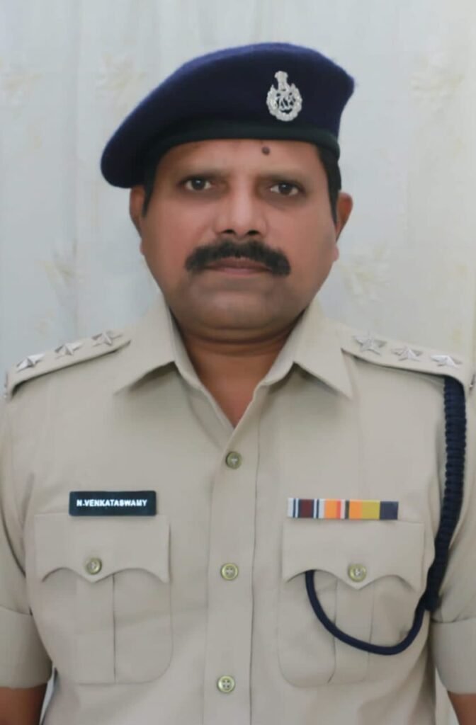 పోలీస్‌ స్టేషన్‌ ప్రాంగణం నుంచి పెట్రోలింగ్‌ వాహనం అపహరణ