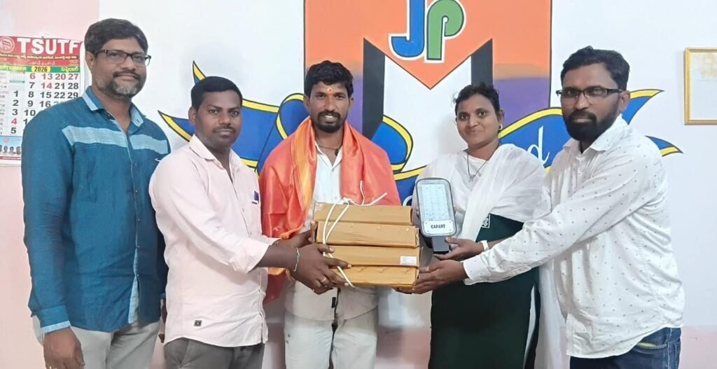 బీసీ గురుకులానికి ఎల్‌ఈడీ లైట్లు అందజేత