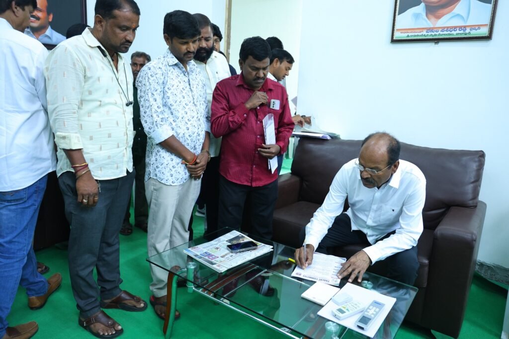 బాలికల పాఠశాలలో మౌలిక వసతులు కల్పించాలి – కెఎల్‌ఆర్‌కు పేరెంట్‌ కమిటీ సభ్యుల వినతి